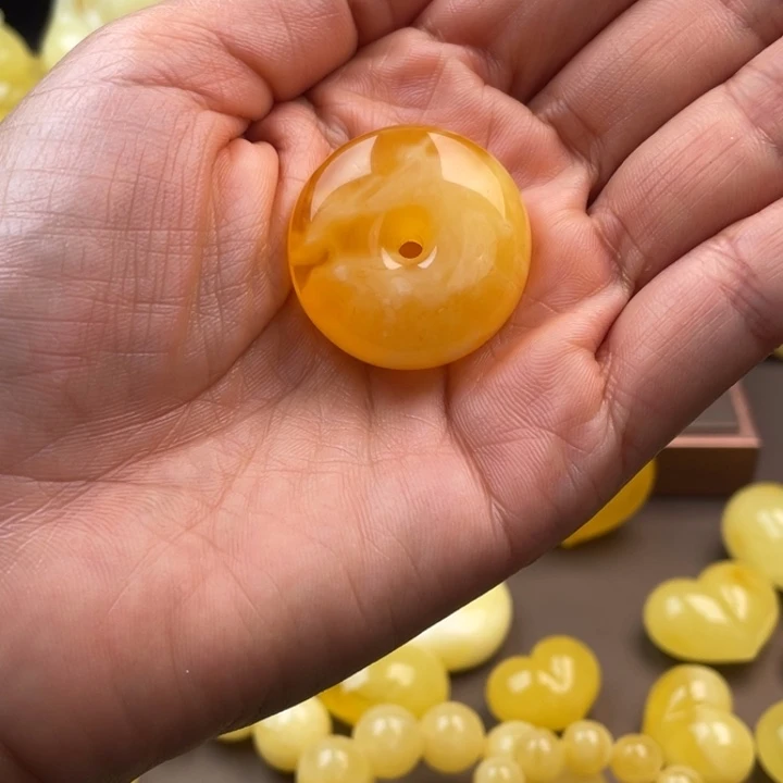 琥珀未镶嵌颈饰蜜蜡