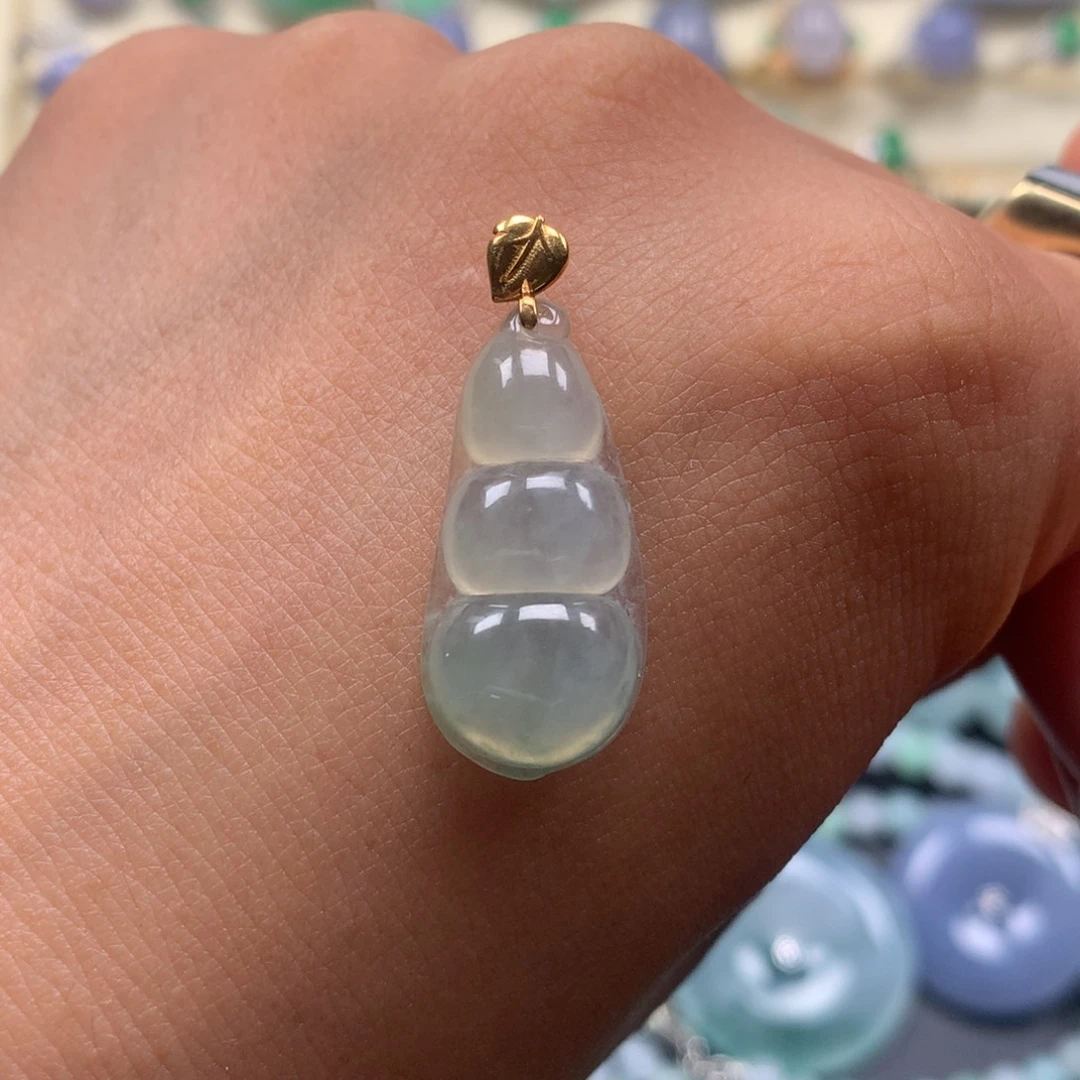 颈饰18K金镶嵌翡翠福豆