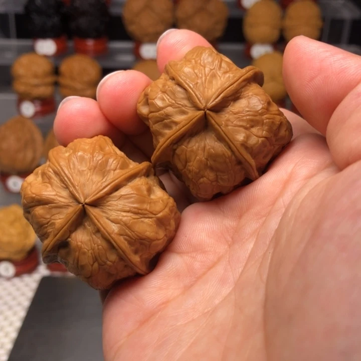 文玩核桃把件25祥龙骨四棱