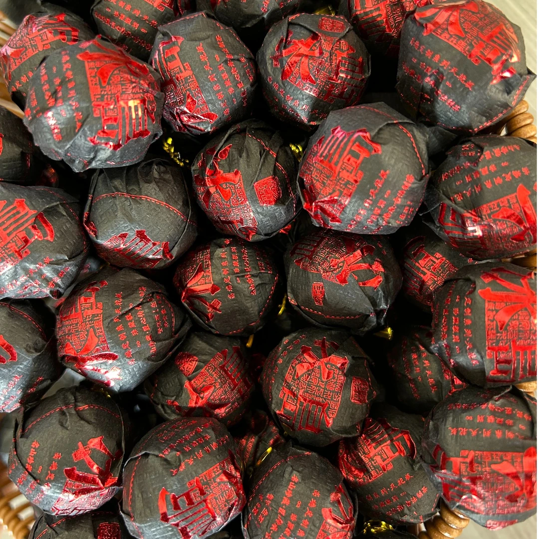 2025年冰岛老寨【黑红金】/百年古树龙珠± 8g /颗/生茶/ 带茶样