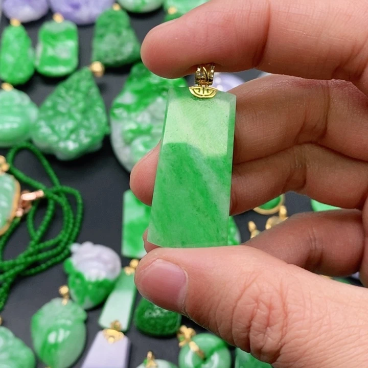 翡翠颈饰未镶嵌小*美吊坠