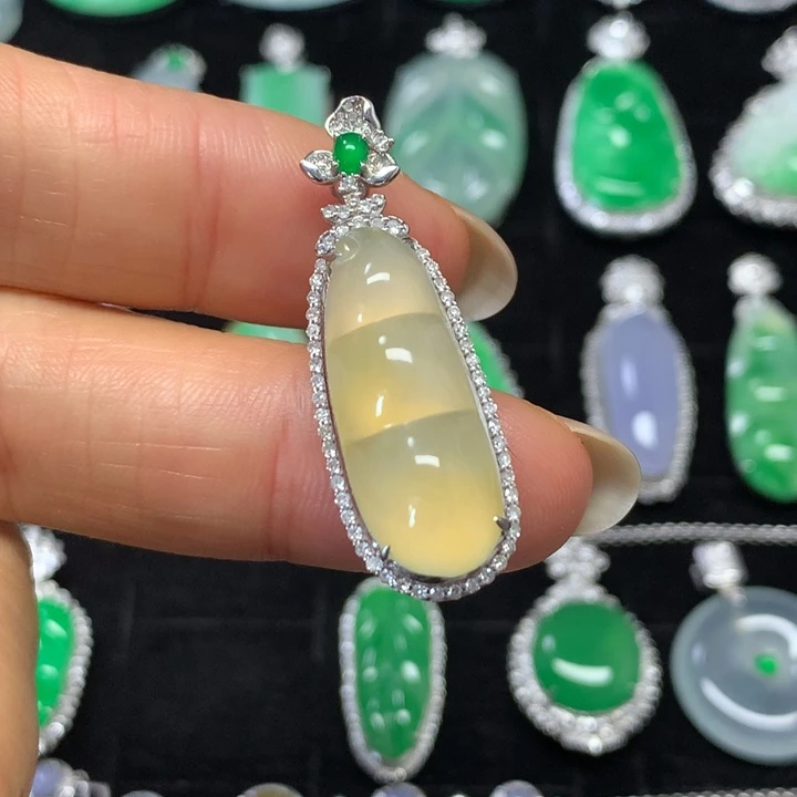 【闪购商品】颈饰18K金镶嵌翡翠吊坠