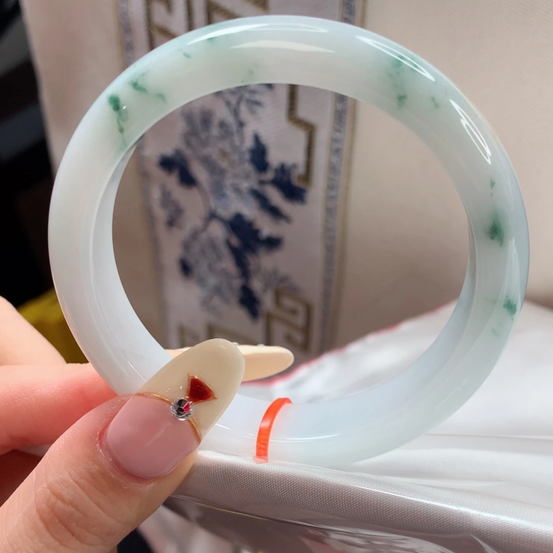 翡翠手镯未镶嵌56圈口