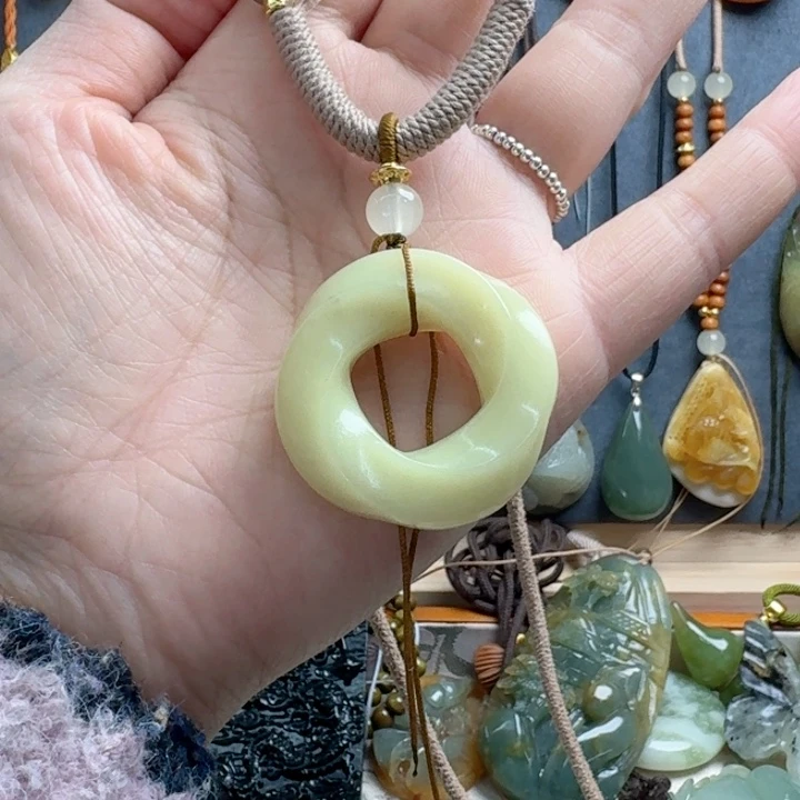 未镶嵌蛇纹石玉颈饰