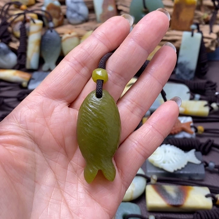 蛇纹石玉未镶嵌颈饰
