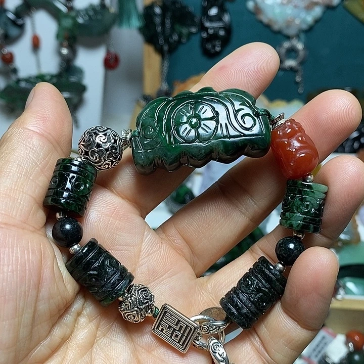 翡翠未镶嵌吊坠(赠链)