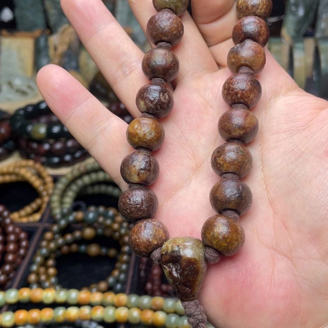 岫岩河磨玉（透闪石质玉）未镶嵌颈饰15×12手持