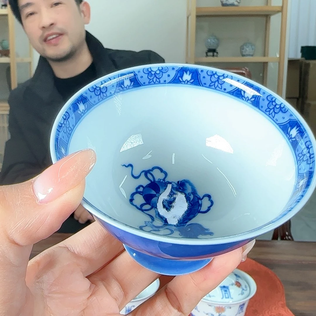 瓷片高足狮子。