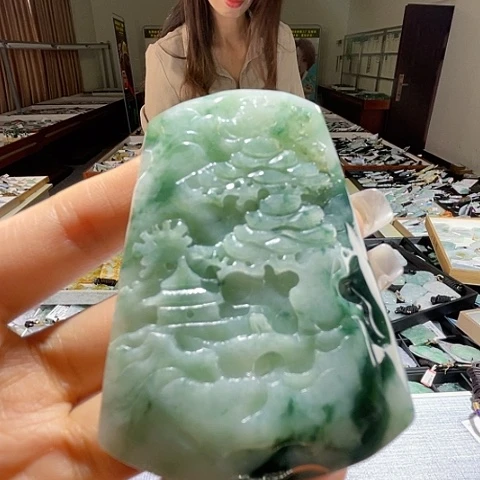 翡翠未镶嵌项圈一个