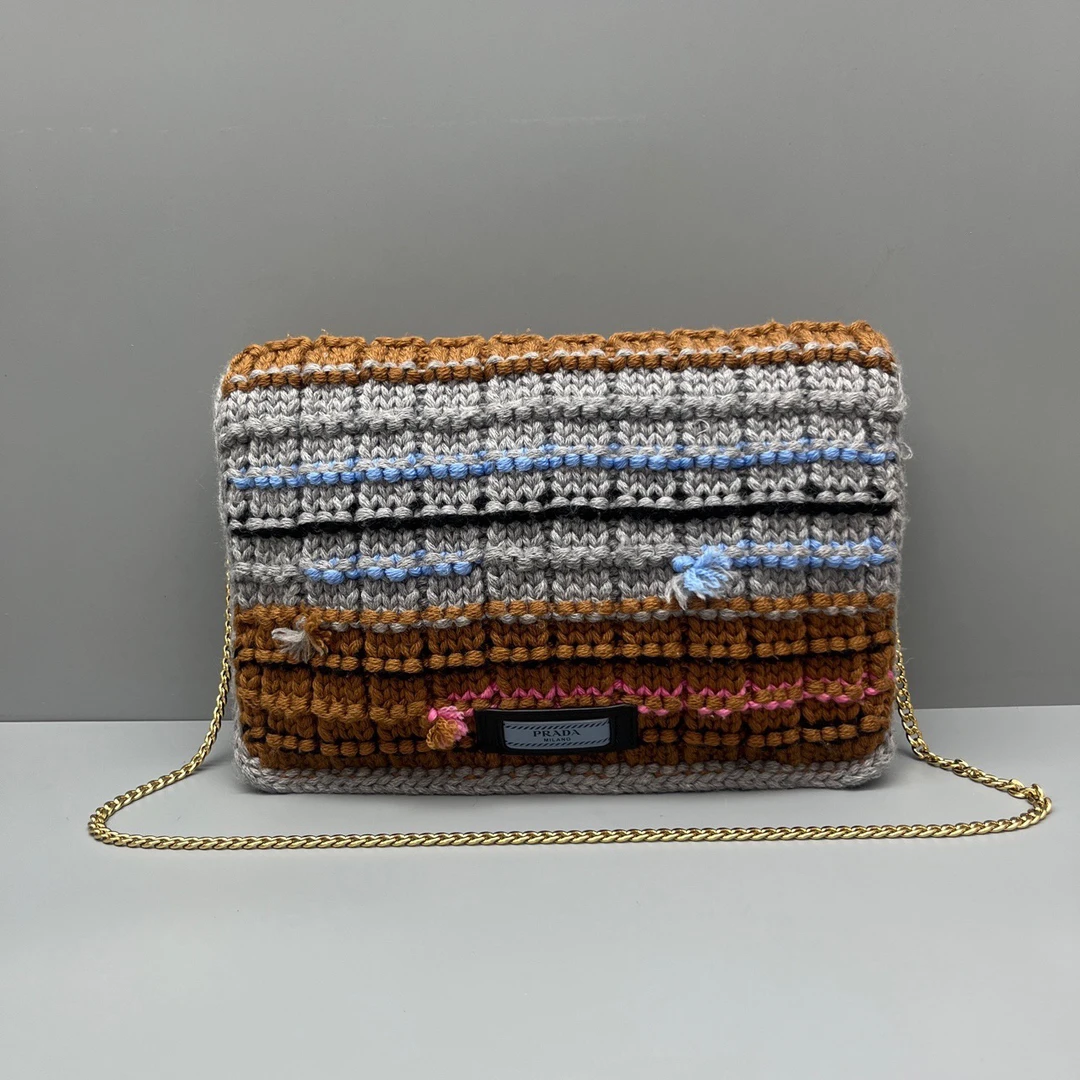 95新 Prada/普拉达 针织毛线拼色翻盖邮差包 尺寸30*20 SV14661