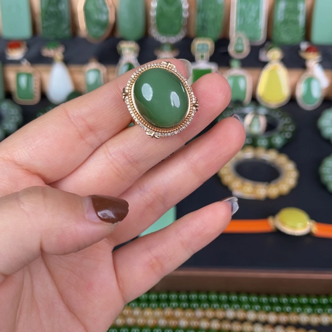 18K金镶嵌戒指和田玉（碧玉）粉绿戒指