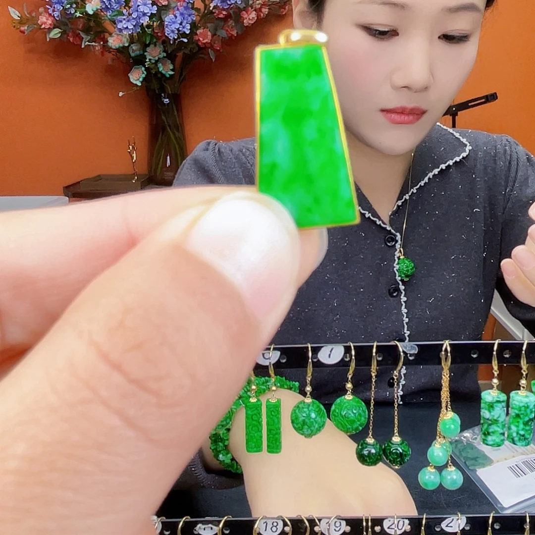 翡翠18K金镶嵌耳饰