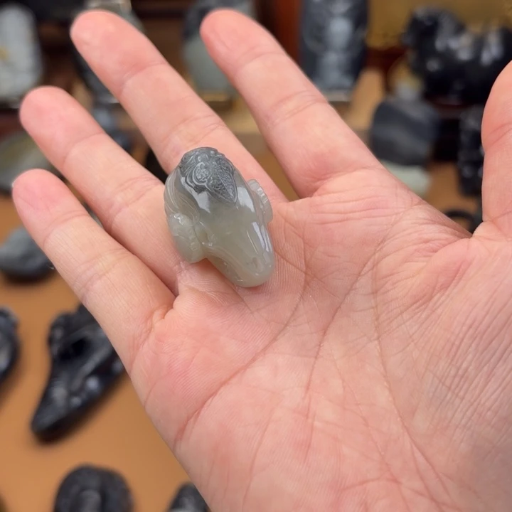 柒***禧和田玉未镶嵌颈饰