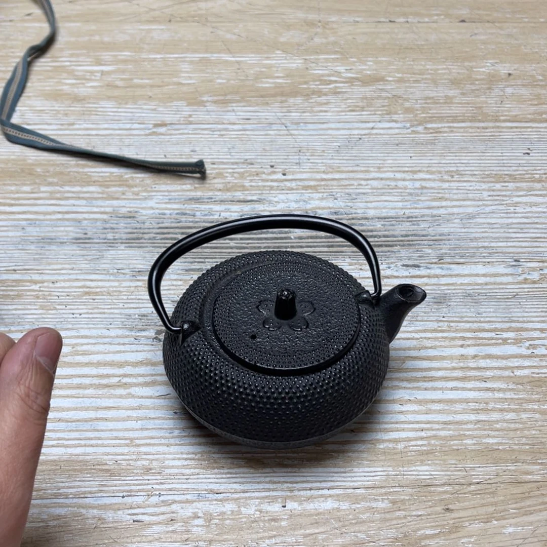 瓷片B****k密密麻麻地排列着一个