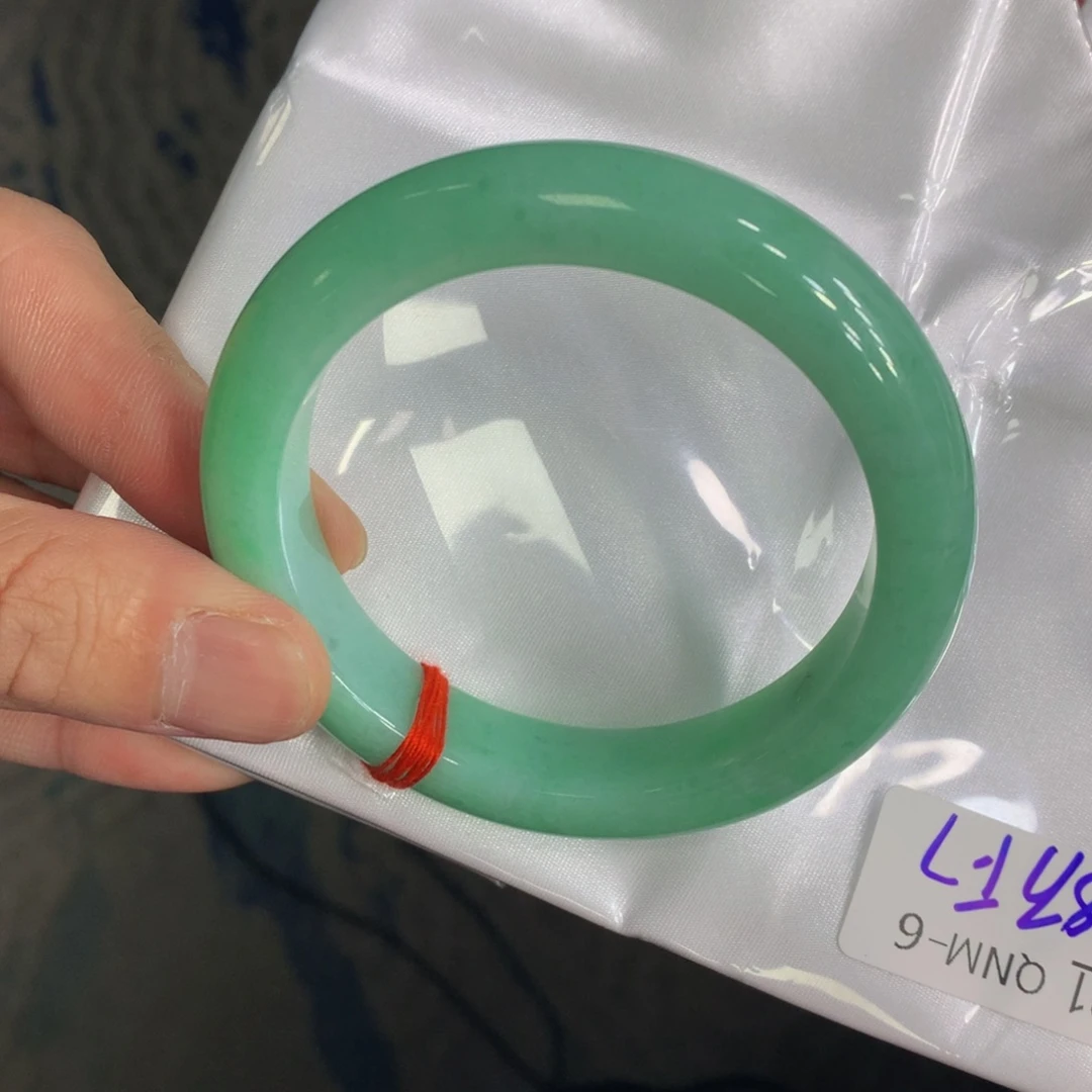 翡翠手镯未镶嵌翡翠