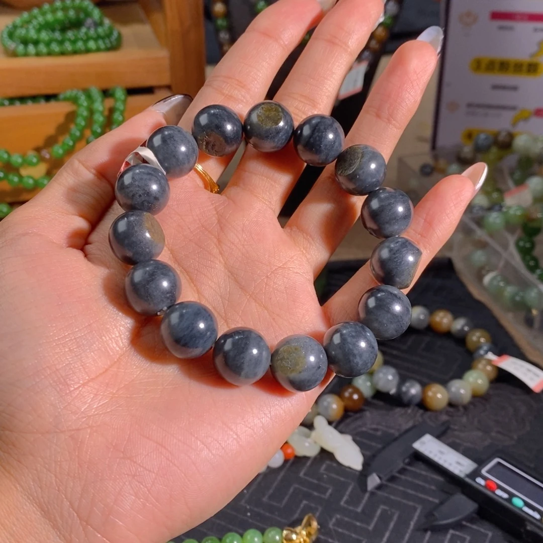 尹***子和田玉未镶嵌手链