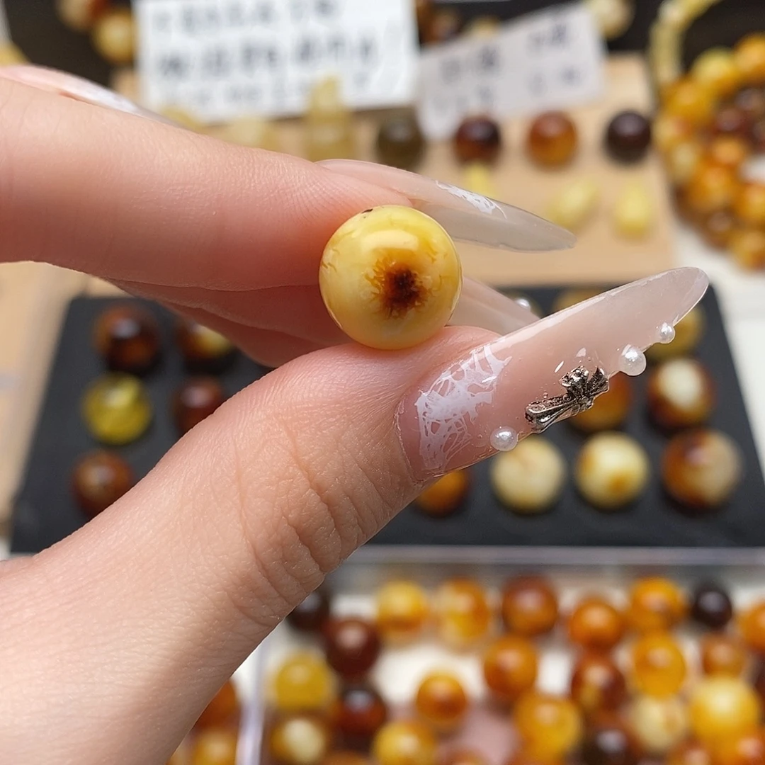 王***豆虫珀未镶嵌裸石蜜蜡