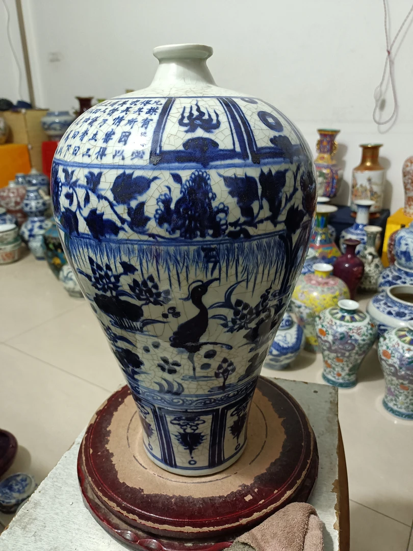 一个清花釉下彩的瓶