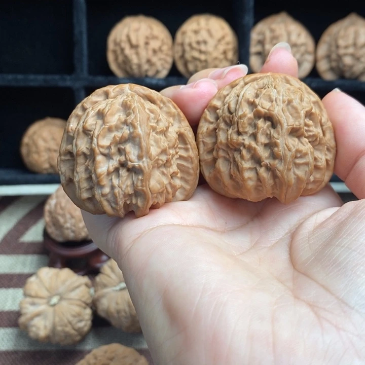 文玩核桃吊坠白狮子 微修尖