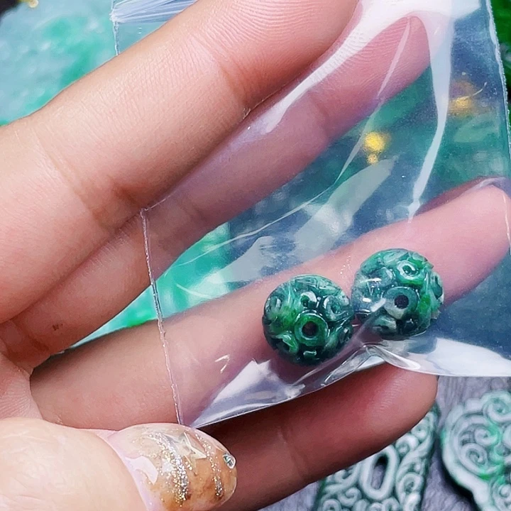 翡翠未镶嵌颈饰多样性