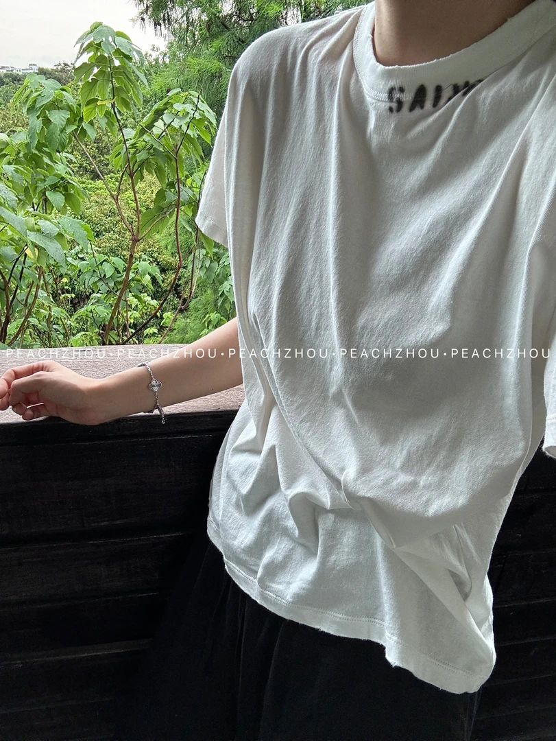 『PEACHZHOU』磨边领口喷绘'SAINT'印花正肩宽松圆领短袖休闲T恤女