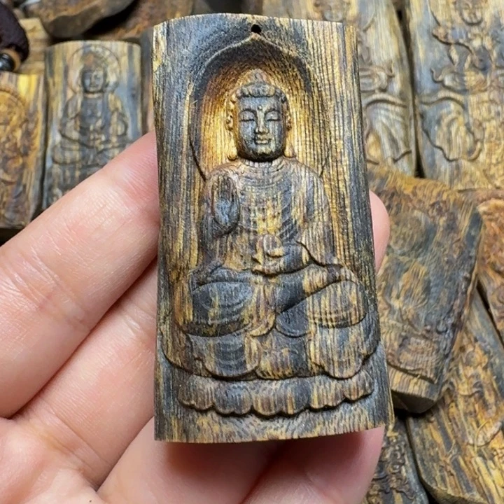 恩***贤沉香碎屑沉香白棋虫漏雕刻牌老料13克