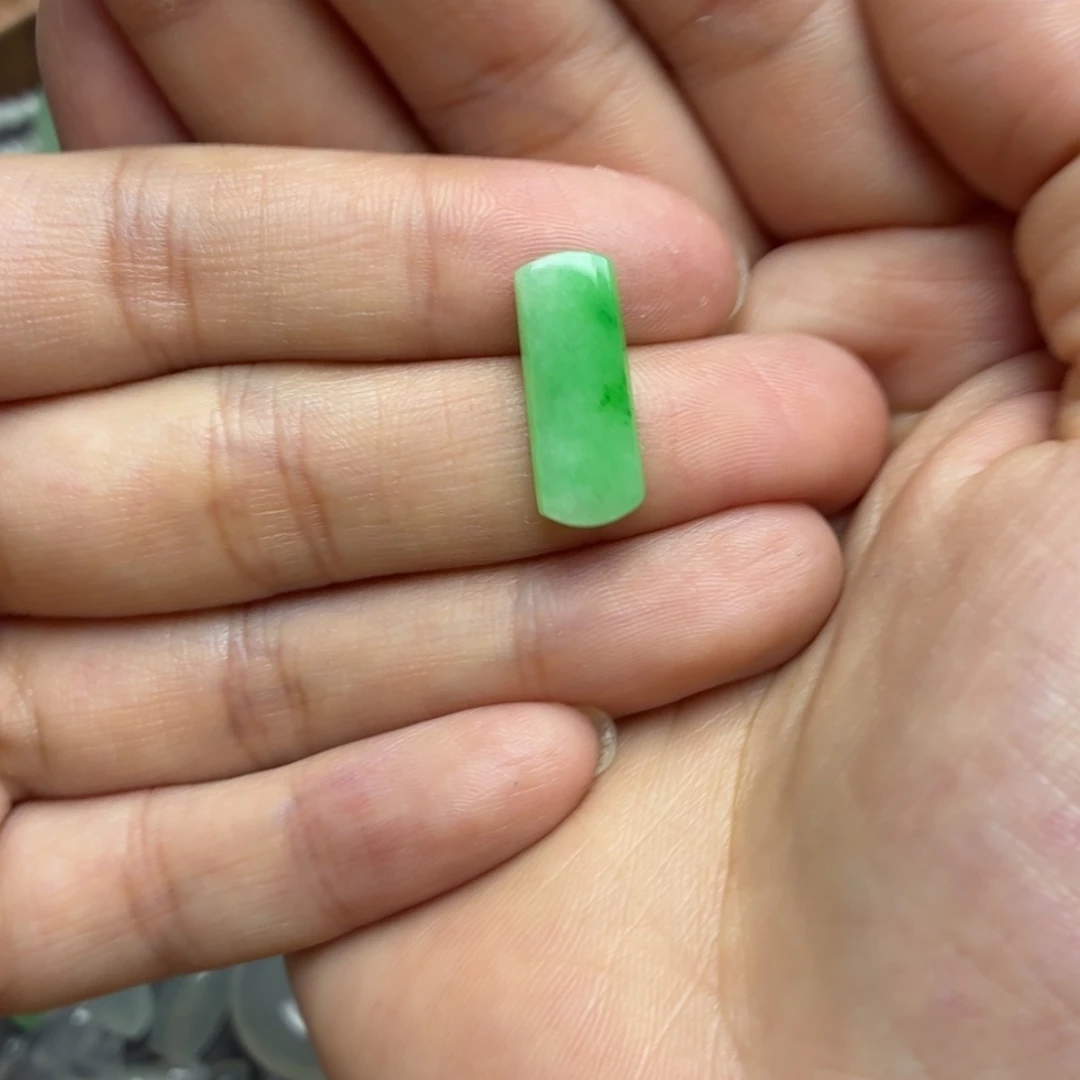 翡翠未镶嵌颈饰绿牌