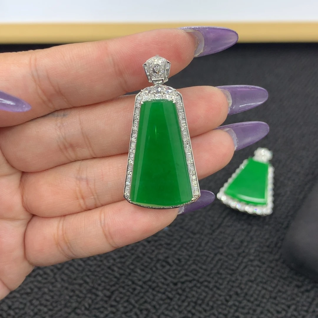 未镶嵌翡翠耳饰月***?无事柱