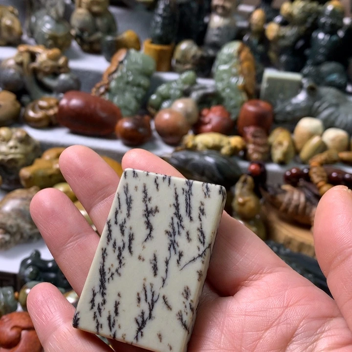 未镶嵌岫岩河磨玉（透闪石质玉）把件