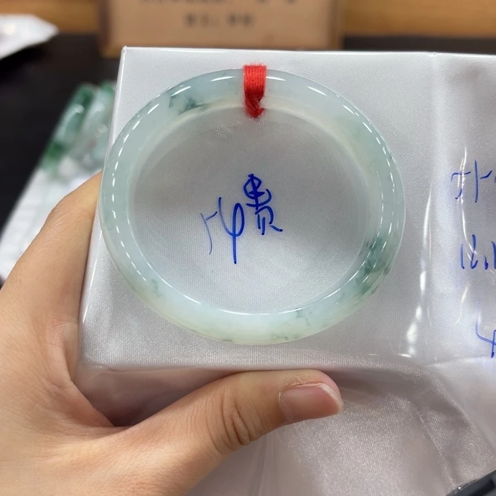 翡翠手镯未镶嵌翡翠