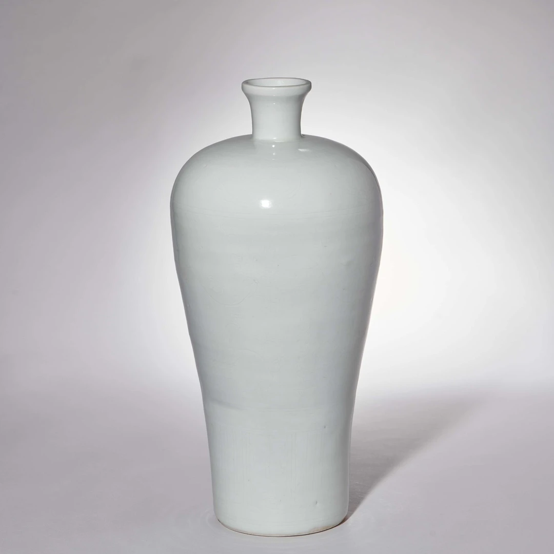 9800 明嘉靖 白釉暗刻缠枝莲纹梅瓶