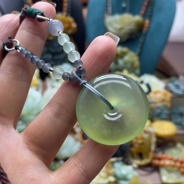 蛇纹石玉未镶嵌颈饰