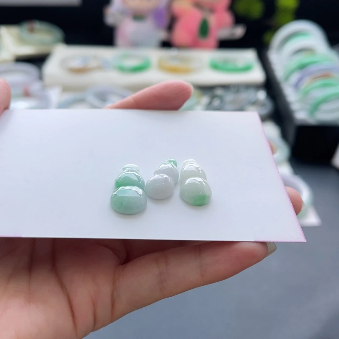 翡翠未镶嵌颈饰葫芦