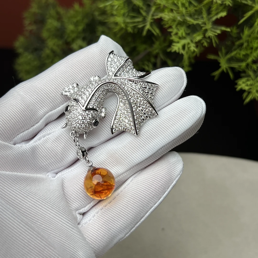 琥珀花珀圆珠12mm鲤鱼胸针挂件