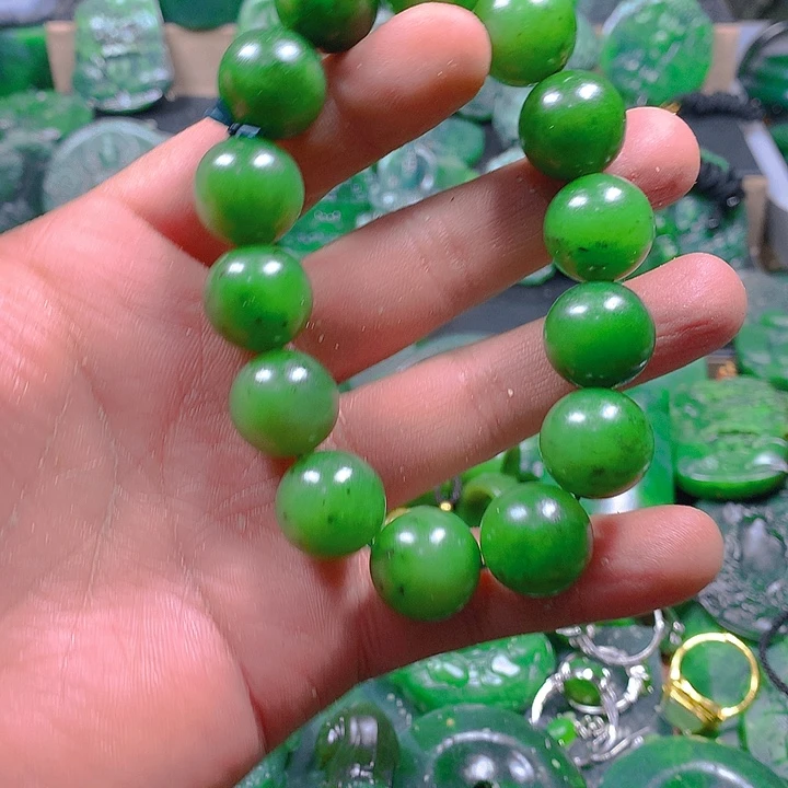 依***云和田玉（碧玉）未镶嵌珠宝半成品