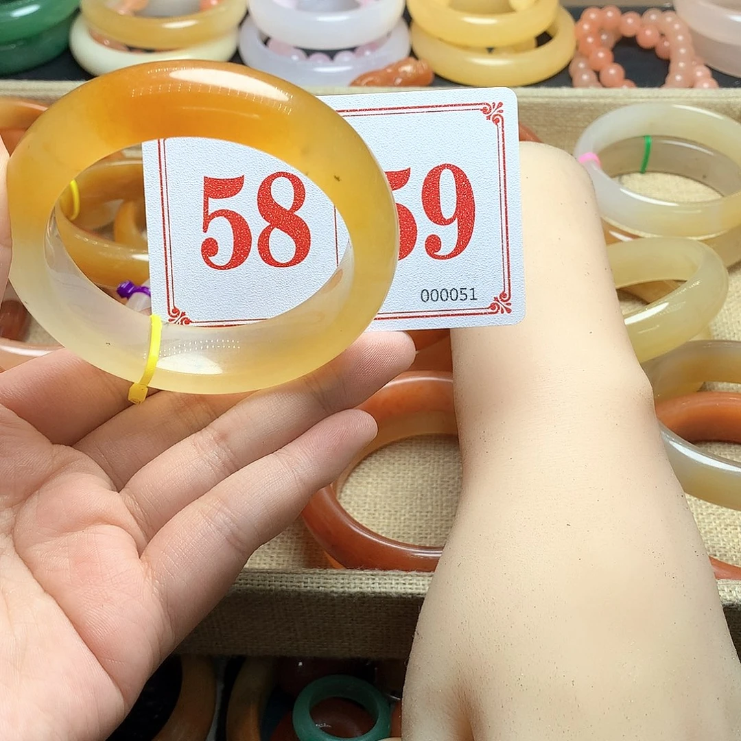 未镶嵌石英质玉（黄龙玉）手镯