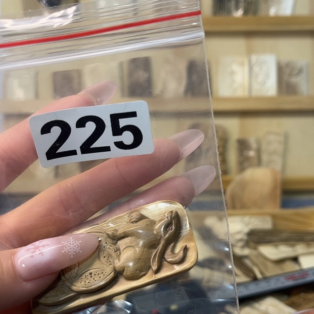 钦****天然猛犸牙雕刻品