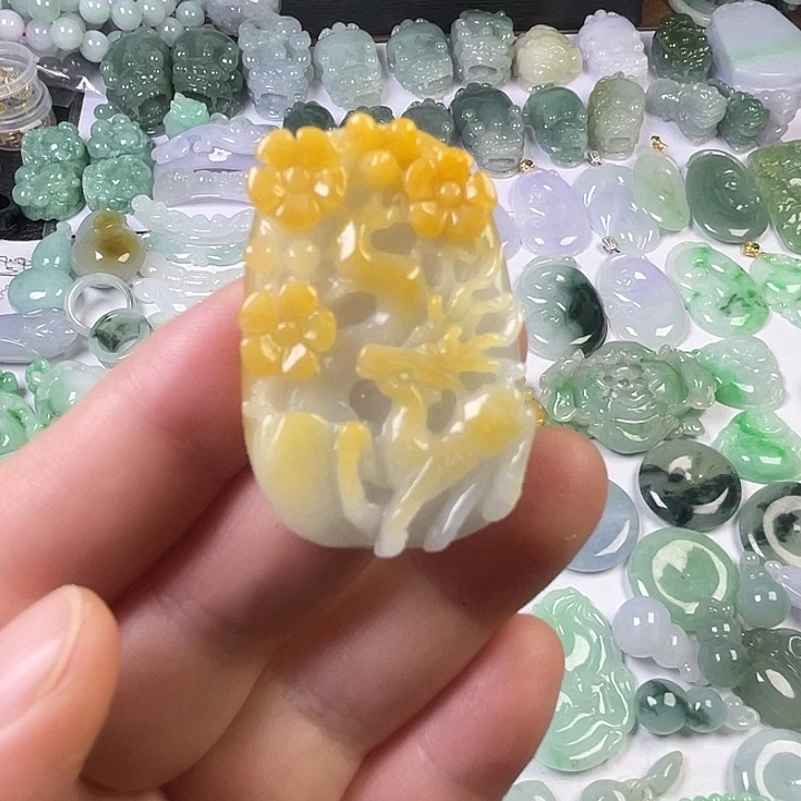 逆***上翡翠未镶嵌颈饰鹿牌