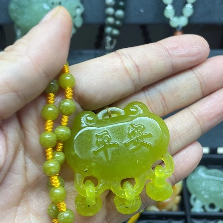 未镶嵌蛇纹石玉颈饰哈*