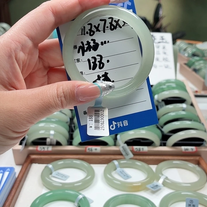 小***贝未镶嵌手镯石英岩玉