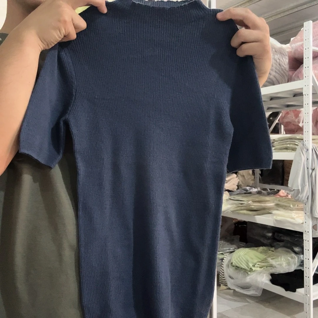 100羊精纺蓝色半高领修身