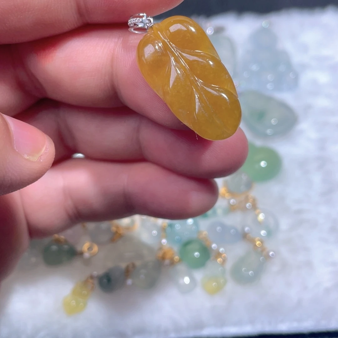 颈饰18K金镶嵌翡翠