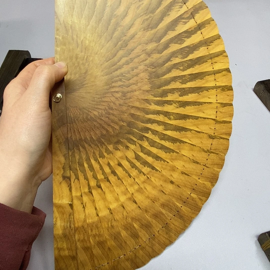 楠木近****玥金丝楠木21.5折扇