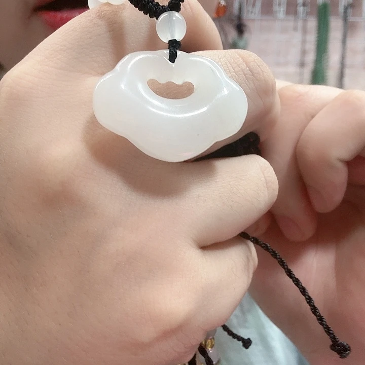 石英质玉未镶嵌颈饰白色