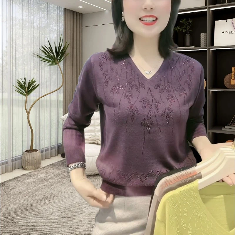 时尚洋气V领镶钻设计打底小衫女2025年冬季中年遮肉显瘦百搭上衣