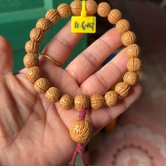 声***戴木质野生桃核手串