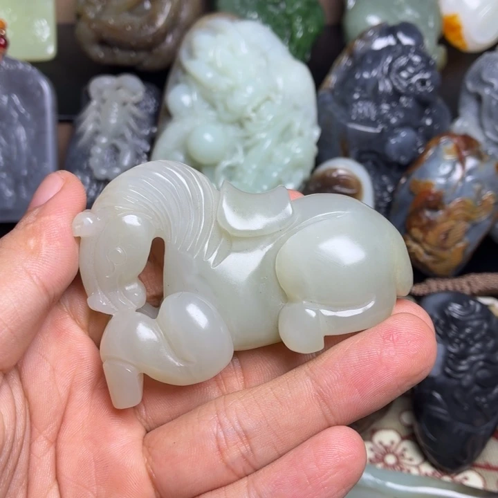 晗***沁和田玉未镶嵌颈饰