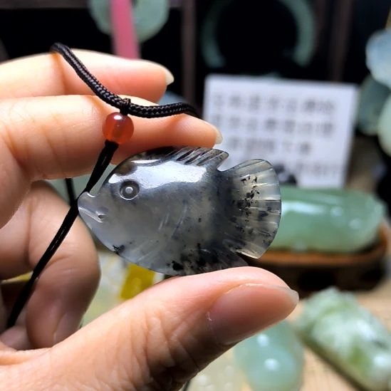 蛇纹石玉未镶嵌颈饰
