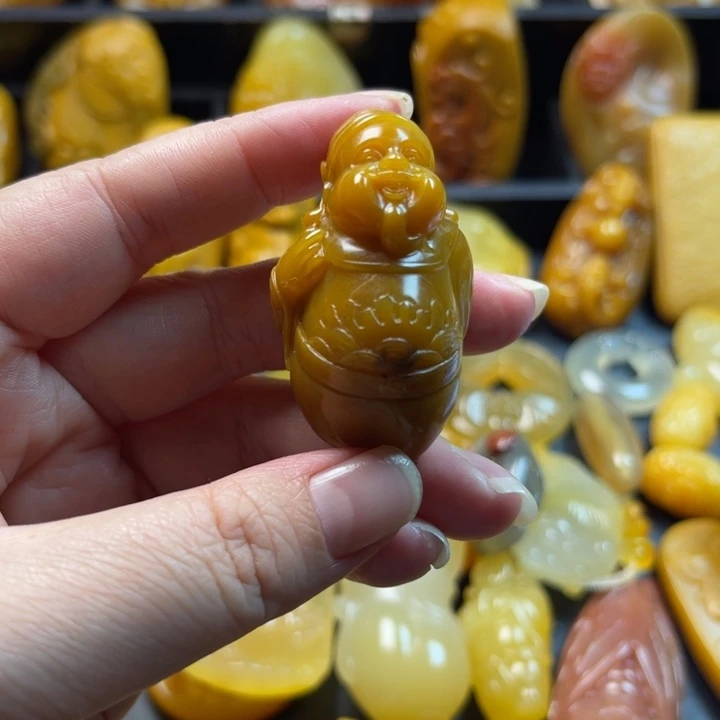 建***军石英质玉未镶嵌颈饰