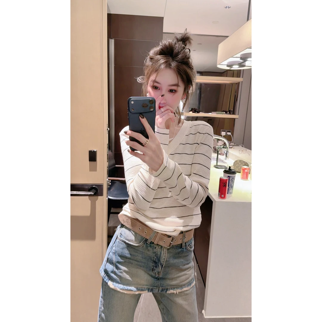 韩国东大门2025秋冬新款设计感V领条纹打底衫女百搭洋气长袖上衣